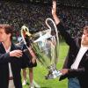 Ein Allgäuer, der 1997 zum Helden der Dortmunder Fans wurde: Karl-Heinz Riedle (rechts) mit Andreas Möller und dem Champions-League-Pokal.