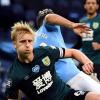 Zeigte sich schockiert über den Rassismus-Eklat beim Gastspiel bei ManCity: Burnley-Kapitän Ben Mee (l).