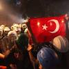 Bei gewaltsamen Zusammenstößen zwischen Demonstranten und Polizisten in der Türkei ist ein Mann durch einen Kopfschuss getötet worden.