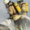 Zwei Feuerwehrmänner bekämpfen einen Brand mit Löschschaum. Bei solchen Einsätzen versickerte der Schaum manchmal im Boden. Mit ihm die Per- und polyfluorierte Chemikalien.