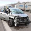 Auf der A8 zwischen Günzburg und Leipheim kollidieren zwei Autos, eines prallt gegen einen Lastwagen.