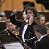 Konzentriert und voller Elan bestritt der 27 Jahre junge Geiger und Dirigent Emmanuel Tjeknavorian gemeinsam mit den Wiener Symphonikern den Eröffnungsabend. 