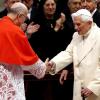 Der emeritierte Papst Benedikt und sein Nachfolger Franziskus begrüßen sich im Petersdom.