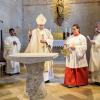 In einem feierlichen Gottesdienst weihte Weihbischof Florian Wörner den neuen Volksaltar in der Kirche in Hoppingen. Diesen hat Bildhauer Fred Jansen geschaffen. Im vorigen Jahr war die Kirche bereits saniert worden.  	