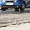 Auf schneeglatter Fahrbahn ist am Sonntag ein Autofahrer bei Kötz von der Fahrbahn abgekommen. Sein Auto überschlug sich.