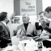 Sportschau-Moderator Ernst Huberty (M) und seine Mitarbeiter sichten im April 1971 beim WDR rund 250 000 Zuschriften zur Wahl des „Tor des Monats“.  