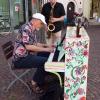 Mit Klavier und Saxofon begeistert das Duo Fritscher sein Publikum in der Innenstadt. 	