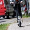 Viele Fahrer von E-Scootern halten sich nicht an die Verkehrsregeln. Städte wie München und Augsburg stellt das vor große Probleme.
