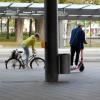Statt Straßenbahnen waren am Freitagmorgen Fahrrad- und Rollerfahrer am Königsplatz zu sehen.