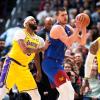 Nikola Jokic (M) von den Denver Nuggets gegen Anthony Davis (l) und LeBron James von den Los Angeles Lakers.