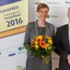 Privatdozent Dr. Florian Kreppel und Barbara Eberbach nehmen den Innovationspreis der Bio-Regionen entgegen. 