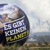 Ein Ballon mit der Aufschrift „Es gibt keinen Planet B.“ ist vor Braunkohlekraftwerken in NRW zu sehen. Der Weltklimarat drängt zu raschem Handeln für den Klimaschutz. 