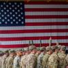 US-Soldaten während einer militärischen Zeremonie in den Storck-Barracks vor einer Flagge der Vereinigten Staaten von Amerika.