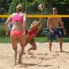 Baggern, pritschen und schmettern macht beim Beachvolleyball im Sand gleich noch mal so viel Spaß. 	