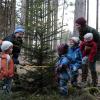 Georg Kölbl sucht sich mit seiner Familie im eigenen Apfeldorfer Wald den Christbaum aus. Im Bild sind Papa Georg Kölbl, Hannes, Franz, Georg, Klara und Ulrike Kölbl zu sehen.