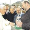 Sepp Obermeier (rechts) hat auch Papst Benedikt XVI. schon mit der „Sprachwurzel“ geehrt.  