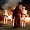 Kylo Ren (Adam Driver) mit Stormtroopers in einer Szene des neuen Kinofilms "Star Wars: Episode VII - Das Erwachen der Macht".
