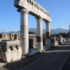 Überreste des früheren Forums der antiken Stadt Pompeji im archäologischen Park Pompeji. Der Schriftsteller Eugen Ruge lässt seinen neuen Roman in der antiken Stadt spielen.