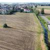 Auf diesem Gelände entsteht das neue Baugebiet „Am Weberanger“ in Mühlhausen (im Hintergrund); rechts liegen die Friedberger Ach und die Staatsstraße, die nach Rehling weiterführt.