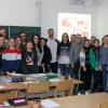 Strahlende Gesichter nach einer außergewöhnlichen Englisch-Stunde: Lehrer Manuel Hollmann (links) und seine Schülerinnen der Klasse 8b der Maria-Ward-Realschule in Neuburg hatten am Donnerstag Panther-Kapitän Dustin Friesen zu Gast.  	