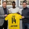 Alexander Isak (Mitte) wechselt von AIK Solna zu Borussia Dortmund. BVB-Chef Hans-Joachim Watzke (links) und Sportdirektor Michael Zorc sind stolz auf den Coup.