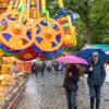 Vom Regen ließen sich viele nicht abschrecken und kamen am Samstag zur Eröffnung der Herbstdult 2022 in Augsburg,