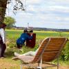 In Bächingen sind gleich drei Teilprojekte verwirklicht worden. Im Bereich hinter dem Tennisheim wurde ein „Wildes Ufer“ geschaffen. Dort kann man direkt in die Brenz hinabsteigen und sich abkühlen. Hör- und Sehrohre verstärken das Naturerlebnis. Und für müde Radfahrer und Wanderer gibt es eine Panoramaliege.