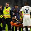 Sanitäter tragen Presnel Kimpembe von PSG vom Platz.