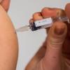 Masern können bei Erwachsenen und Kindern auftreten und zu schweren Komplikationen führen. Eine Masern-Mumps-Röteln-Impfung ist deshalb anzuraten.