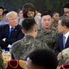 US-Präsident Donald Trump und Südkoreas Präsident Moon Jae In (3.v.r) beim Mittagessen mit US-Truppen und südkoreanischen Truppen.