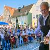 Bürgermeister Karl Rehm beim Bieransticht zum Stadtfest 2023. 