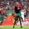 Ein Fan hebt Portugals Cristiano Ronaldo hoch.