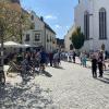 Der Testlauf in Höchstädt war laut CSU ein voller Erfolg: Der Marktplatz war autofrei und gut besucht.  	