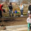 Gemeinsamer Frühlings-Arbeitseinsatz bei „Grow Up“. Gemeinschaftsgärten – hier auf dem Reese-Areal – sind im Trend, aber nicht die einzige Form von „Urban Gardening“. 