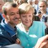 Selfie mit Angela Merkel in einer Erstaufnahmeeinrichtung für Asylbewerber: Unter Flüchtlingen dürfte die Kanzlerin derzeit populärer sein als bei ihren ostdeutschen Wählern.