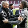 Augsburgs Trainer Martin Schmidt (rechts) freut sich auf die Begegnung mit Christian Streich. Die beiden Coaches  verstehen sich bestens.