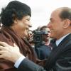 Ebenfalls wenig schmeichelhaft: Berlusconis inniges Verhältnis zum 2011 getöteten, libyschen Ex-Diktator Muammar al-Gaddafi.