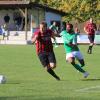 Ausgeglichenes Spitzenspiel: Der SV Bertoldsheim (Andreas Müller) und der SV Straß (Bright Aikhionbare) trennten sich 1:1. Foto: Benjamin Sigmund 