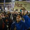 Hunderte Menschen treffen sich auf dem Dam-Platz in Amsterdam zu einer Solidaritätsaktion in Reaktion auf die Ergebnisse nach der Parlamentswahl.