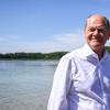 Bundeskanzler Olaf Scholz (SPD) steht an der Badestelle Wildenbruch am Seddiner See im Rahmen seiner Sommerreise durch seinen Wahlkreis.