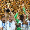 Goldene Tage für die deutschen Fußballer: Shkodran Mustafi (mit Pokal) und seine Kameraden haben am Sonntag den Confed-Cup gewonnen, die U-21-Auswahl ist zwei Tage zuvor Europameister geworden. 