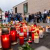 Nach Schüssen an einer Schule in Offenburg gedenken Angehörige dem verstorbenen 15-jährigem Schüler. Die Polizei äußert sich in einer Pressekonferenz zum Tathergang.