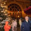 Eingebettet in die Kulisse des charismatischen Kurhauses verleiht dem Gögginger Weihnachtsmarkt einen märchenhaften Charme - Winterzauber inklusive.