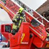 Ein großes Aufgebot an Einsatzkräften kämpft gegen die Flammen an einem landwirtschaftlichen Anwesen in Scheuring. Das Wohnhaus konnte bisher geschützt werden.