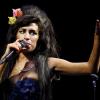 Amy Winehouse tritt beim Glastonbury-Festival auf (2008). Sie starb 2011 mit 27 Jahren.