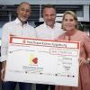 Eine Rekordsumme von 30.000 Euro kam beim Pressecup der Mediengruppe Pressedruck 2022 zusammen. Ellinor Scherer, die Kuratoriumsvorsitzende der Kartei der Not nahm den Scheck von den Sponsoren (links) Joachim Neumann und Martin Jennissen entgegen. 