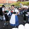 Groß und klein vereint tanzen beim "Gersthofer Schnackler", den der Heimat- und Volkstrachtenverein bei der Maifeier zum allerersten Mal präsentierte.