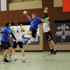 Die Königsbrunner Handballer (am Ball Simon Mörchen) landeten einen klaren Sieg gegen Bäumenheim. 