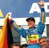 Michael Schumacher genießt seinen großen Moment. Getragen von Flavio Briatore (rechts) feiert der Rennfahrer aus Kerpen am 13. November 1994 seinen ersten WM-Titel in der Formel 1. Es folgen noch sechs weitere.  	„Ehrgeiz,Willensstärke und das Verlangen nach mehr haben ihn angetrieben.“