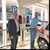 Stadtwerke-Chef Peter Humboldt (links) und Fabian Huber vor den Wallboxen im Parkhaus Kurpromenade in Bad Wörishofen. Die Anzahl der Ladepunkte für Elektroautos wird heuer massiv ausgebaut.  	